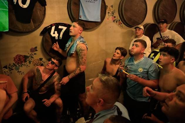 June 10, 2023, Istanbul, Istanbul, Turkey: Manchester City fans react as they watch the match in a bar in Taksim during the UEFA Champions League 2022 23 final match between FC Internazionale and Manchester City FC at Atatuerk Olympic Stadium Istanbul Turkey - ZUMAa215 0259460993st Copyright: xShadyxAlassarx