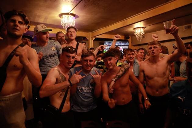 June 10, 2023, Istanbul, Istanbul, Turkey: Manchester City fans react as they watch the match in a bar in Taksim during the UEFA Champions League 2022 23 final match between FC Internazionale and Manchester City FC at Atatuerk Olympic Stadium Istanbul Turkey - ZUMAa215 0259461000st Copyright: xShadyxAlassarx