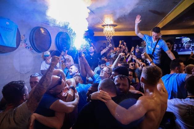June 10, 2023, Istanbul, Istanbul, Turkey: Manchester City fans react as they watch the match in a bar in Taksim during the UEFA Champions League 2022 23 final match between FC Internazionale and Manchester City FC at Atatuerk Olympic Stadium Istanbul Turkey - ZUMAa215 0259461006st Copyright: xShadyxAlassarx