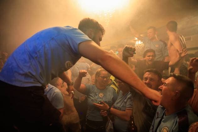 June 10, 2023, Istanbul, Istanbul, Turkey: Manchester City fans react as they watch the match in a bar in Taksim during the UEFA Champions League 2022 23 final match between FC Internazionale and Manchester City FC at Atatuerk Olympic Stadium Istanbul Turkey - ZUMAa215 0259461082st Copyright: xShadyxAlassarx