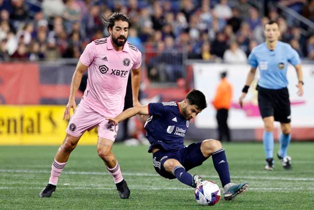 FOXBOROUGH, MA - JUNE 10: Inter Miami CF midfielder Rodolfo Pizarro (20) pulls down New England Revolution forward Carles Gil (10) during a match between the New England Revolution and Inter Miami CF on June 10, 2023, at Gillette Stadium in Foxborough, Massachusetts. (Photo by Fred Kfoury III Icon Sportswire) SOCCER: JUN 10 MLS, Fussball Herren, USA - New England Revolution vs Inter Miami CF EDITORIAL USE ONLY Icon482230610046