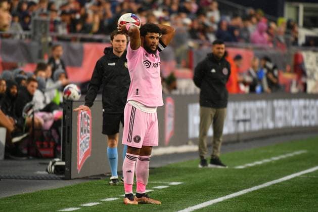 FOXBOROUGH, MA - JUNE 10: Inter Miami CF defender DeAndre Yedlin (2) throws the ball in bounds during a match between the New England Revolution and Inter Miami CF on June 10, 2023, at Gillette Stadium in Foxborough, Massachusetts. (Photo by Erica Denhoff Icon Sportswire) SOCCER: JUN 10 MLS, Fussball Herren, USA - New England Revolution vs Inter Miami CF EDITORIAL USE ONLY Icon23061002