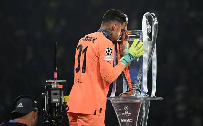 Turkey Soccer Champions League Manchester City - Inter 8453105 11.06.2023 Manchester City s goalkeeper Ederson kisses the European Cup trophy after the team s victory during the UEFA Champions League final soccer match between Manchester City and Inter Milan at Ataturk Olympic stadium, in Istanbul, Turkey. Alexey Filippov Sputnik Istanbul Turkey  Copyright: xAlexeyxFilippovx