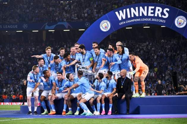 GUENDOGAN Ilkay Kapitaen Team Manchester City bei der Siegerehrung mit Pokal und seiner Mannschaft rechts Trainer GUARDIOLA Josep UEFA Championsleague Finale 2023 in Istanbul Spiel Manchester City - Inter Mailand 1 : 0 am 10.Juni 2023 in Istanbul DFL REGULATIONS PROHIBIT ANY USE OF PHOTOGRAPHS as IMAGE SEQUENCES and or QUASI-VIDEO Copyright: xLacixPerenyix