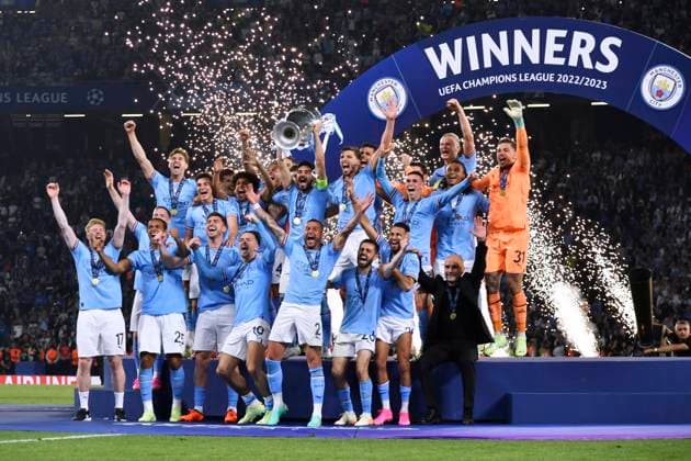 GUENDOGAN Ilkay Kapitaen Team Manchester City bei der Siegerehrung mit Pokal und seiner Mannschaft rechts Trainer GUARDIOLA Josep UEFA Championsleague Finale 2023 in Istanbul Spiel Manchester City - Inter Mailand 1 : 0 am 10.Juni 2023 in Istanbul DFL REGULATIONS PROHIBIT ANY USE OF PHOTOGRAPHS as IMAGE SEQUENCES and or QUASI-VIDEO Copyright: xLacixPerenyix