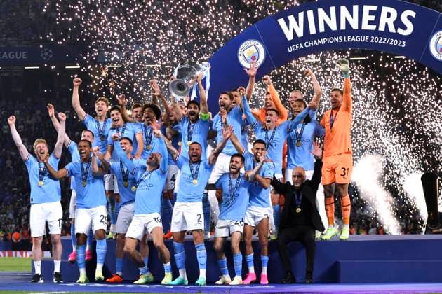 GUENDOGAN Ilkay Kapitaen Team Manchester City bei der Siegerehrung mit Pokal und seiner Mannschaft rechts Trainer GUARDIOLA Josep UEFA Championsleague Finale 2023 in Istanbul Spiel Manchester City - Inter Mailand 1 : 0 am 10.Juni 2023 in Istanbul DFL REGULATIONS PROHIBIT ANY USE OF PHOTOGRAPHS as IMAGE SEQUENCES and or QUASI-VIDEO Copyright: xLacixPerenyix