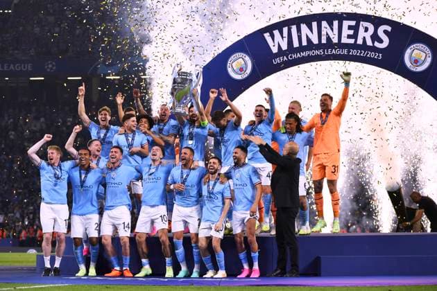 GUENDOGAN Ilkay Kapitaen Team Manchester City bei der Siegerehrung mit Pokal und seiner Mannschaft rechts Trainer GUARDIOLA Josep UEFA Championsleague Finale 2023 in Istanbul Spiel Manchester City - Inter Mailand 1 : 0 am 10.Juni 2023 in Istanbul DFL REGULATIONS PROHIBIT ANY USE OF PHOTOGRAPHS as IMAGE SEQUENCES and or QUASI-VIDEO Copyright: xLacixPerenyix