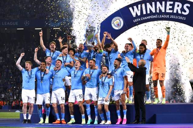 GUENDOGAN Ilkay Kapitaen Team Manchester City bei der Siegerehrung mit Pokal und seiner Mannschaft rechts Trainer GUARDIOLA Josep UEFA Championsleague Finale 2023 in Istanbul Spiel Manchester City - Inter Mailand 1 : 0 am 10.Juni 2023 in Istanbul DFL REGULATIONS PROHIBIT ANY USE OF PHOTOGRAPHS as IMAGE SEQUENCES and or QUASI-VIDEO Copyright: xLacixPerenyix