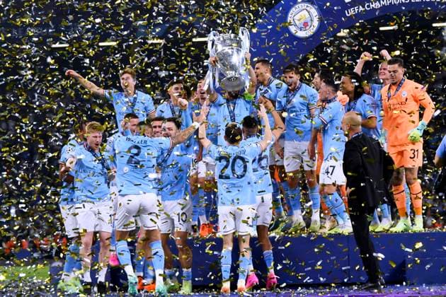 GUENDOGAN Ilkay Kapitaen Team Manchester City bei der Siegerehrung mit Pokal und seiner Mannschaft rechts Trainer GUARDIOLA Josep UEFA Championsleague Finale 2023 in Istanbul Spiel Manchester City - Inter Mailand 1 : 0 am 10.Juni 2023 in Istanbul DFL REGULATIONS PROHIBIT ANY USE OF PHOTOGRAPHS as IMAGE SEQUENCES and or QUASI-VIDEO Copyright: xLacixPerenyix