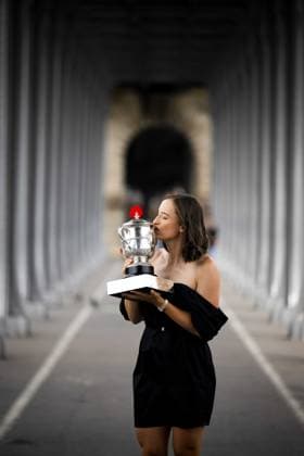La Polonaise Iga Swiatek pose avec le trophee du vainqueur Dames des Internantionaux de France de Roland Garros sur le Pont Bir Hakeim a Paris TENNIS : Roland Garros 2023 - Finale Dames - Paris - 11 06 2023 JBAutissier Panoramic 