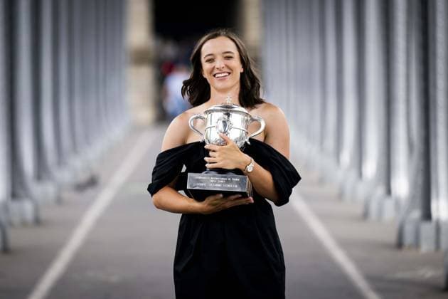 La Polonaise Iga Swiatek pose avec le trophee du vainqueur Dames des Internantionaux de France de Roland Garros sur le Pont Bir Hakeim a Paris TENNIS : Roland Garros 2023 - Finale Dames - Paris - 11 06 2023 JBAutissier Panoramic 