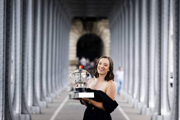 La Polonaise Iga Swiatek pose avec le trophee du vainqueur Dames des Internantionaux de France de Roland Garros sur le Pont Bir Hakeim a Paris TENNIS : Roland Garros 2023 - Finale Dames - Paris - 11 06 2023 JBAutissier Panoramic 