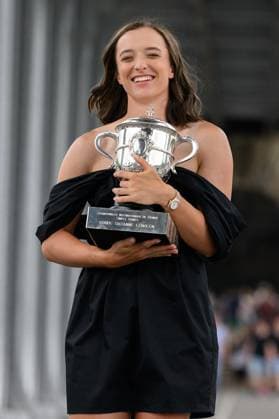 French Open - Iga Swiatek Poses With Her Trophy Iga Swiatek of Poland poses with the Suzanne Lenglen Trophy on the Bir-Hakeim bridge after winning the Women s Singles Title in the 2023 French Open on June 11, 2023 in Paris, France. Photo by Laurent Zabulon ABACAPRESS.COM Paris France  Copyright: xZabulonxLaurent ABACAx 856576_028 ZabulonxLaurent ABACAx 856576_028