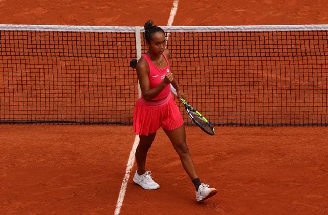 Mandatory Credit: Photo by Ella Ling Shutterstock (13949291t) Leyla Fernandez of Canada in action French Open Tennis, Day 15, Roland Garros, Paris, France - 11 June 2023 French Open Tennis, Day 15, Roland Garros, Paris, France - 11 June 2023  Copyright: xEllaxLing Shutterstockx 13949291t