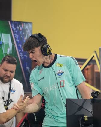 Grand Final der Virtual Bundesliga 2023 Jonas Wirth (Jonny, SC Paderborn 07) jubelt nach dem Comeback gegen Umut Gueltekin (RBLZ_Umut, RB Leipzig) Grand Final der Virtual Bundesliga 2023, Koeln, Strassenkickerbase, 10.06.2023