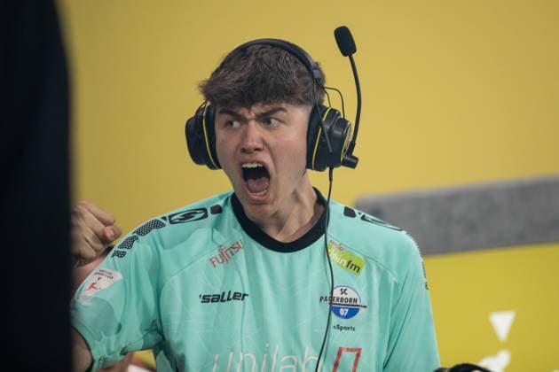 Grand Final der Virtual Bundesliga 2023 Jonas Wirth (Jonny, SC Paderborn 07) jubelt nach dem Comeback gegen Umut Gueltekin (RBLZ_Umut, RB Leipzig) Grand Final der Virtual Bundesliga 2023, Koeln, Strassenkickerbase, 10.06.2023
