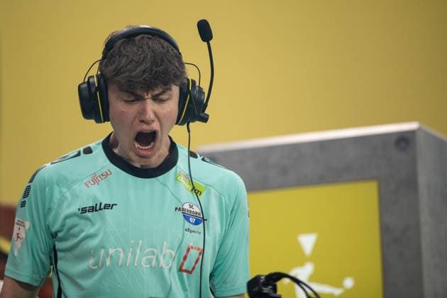 Grand Final der Virtual Bundesliga 2023 Jonas Wirth (Jonny, SC Paderborn 07) jubelt nach dem Comeback gegen Umut Gueltekin (RBLZ_Umut, RB Leipzig) Grand Final der Virtual Bundesliga 2023, Koeln, Strassenkickerbase, 10.06.2023