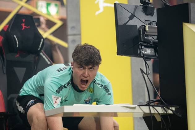 Grand Final der Virtual Bundesliga 2023 Jonas Wirth (Jonny, SC Paderborn 07) jubelt nach dem Comeback gegen Umut Gueltekin (RBLZ_Umut, RB Leipzig) Grand Final der Virtual Bundesliga 2023, Koeln, Strassenkickerbase, 10.06.2023