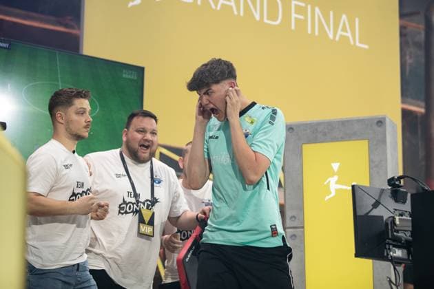 Grand Final der Virtual Bundesliga 2023 Jonas Wirth (Jonny, SC Paderborn 07) jubelt nach dem Comeback gegen Umut Gueltekin (RBLZ_Umut, RB Leipzig) Grand Final der Virtual Bundesliga 2023, Koeln, Strassenkickerbase, 10.06.2023