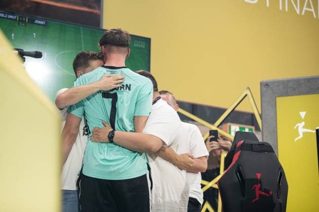 Grand Final der Virtual Bundesliga 2023 Jonas Wirth (Jonny, SC Paderborn 07) jubelt nach dem Comeback gegen Umut Gueltekin (RBLZ_Umut, RB Leipzig) Grand Final der Virtual Bundesliga 2023, Koeln, Strassenkickerbase, 10.06.2023