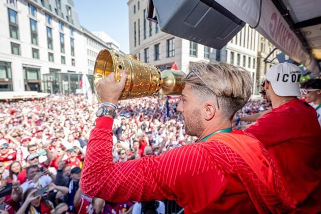 Das Team von RB Leipzig faehrt mit einem Autokorso vom neuen Rathaus der Stadt zur Festwiese, hier Kevin Kampl. Autokorso RB Leipzig nach dem DFB-Pokalfinale 2023 gegen Eintracht Frankfurt. 4. Juni 2023 Leipzig (Sachsen). Autokorso RB Leipzig Pokalfinale 2023