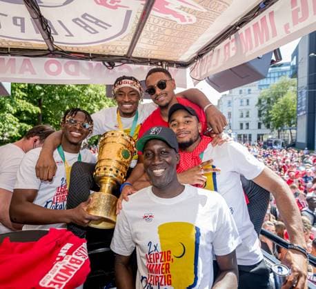 Das Team von RB Leipzig faehrt mit einem Autokorso vom neuen Rathaus der Stadt zur Festwiese, hier Amadou Haidara, Mohamed Simakan, Abdou Diallo, Christopher Nkunku und Teammanager Babacar N Diaye. Autokorso RB Leipzig nach dem DFB-Pokalfinale 2023 gegen Eintracht Frankfurt. 4. Juni 2023 Leipzig (Sachsen). Autokorso RB Leipzig Pokalfinale 2023 *** The team of RB Leipzig drives with a motorcade from the new city hall of the city to the festival meadow, here Amadou Haidara, Mohamed Simakan, Abdou Diallo, Christopher Nkunku and team manager Babacar N Diaye motorcade RB Leipzig after the DFB Cup Final 2023 against Eintracht Frankfurt 4 June 2023 Leipzig Saxony motorcade RB Leipzig Cup Final 2023