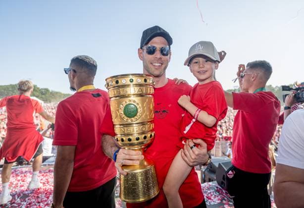 Das Team von RB Leipzig faehrt mit einem Autokorso vom neuen Rathaus der Stadt zur Festwiese und wird dort von tausenden von Fans erwartet, hier Torwart Torhueter Peter Gulacsi. Feier auf der Festwiese von RB Leipzig nach dem DFB-Pokalfinale 2023 gegen Eintracht Frankfurt. 4. Juni 2023 Festwiese Leipzig (Sachsen). Feier Festwiese RB Leipzig Pokalfinale 2023 *** The team of RB Leipzig drives with a motorcade from the new city hall of the city to the festival meadow and is expected there by thousands of fans, here goalkeeper Torhueter Peter Gulacsi celebration on the festival meadow of RB Leipzig after the DFB Cup Final 2023 against Eintracht Frankfurt 4 June 2023 festival meadow Leipzig Saxony celebration festival meadow RB Leipzig Cup Final 2023