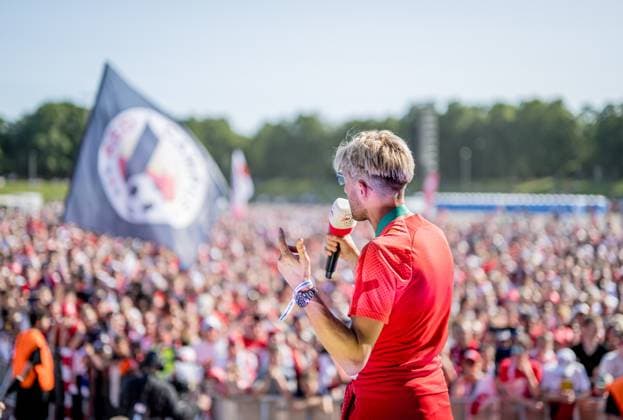 Das Team von RB Leipzig faehrt mit einem Autokorso vom neuen Rathaus der Stadt zur Festwiese und wird dort von tausenden von Fans erwartet, hier Kevin Kampl. Feier auf der Festwiese von RB Leipzig nach dem DFB-Pokalfinale 2023 gegen Eintracht Frankfurt. 4. Juni 2023 Festwiese Leipzig (Sachsen). Feier Festwiese RB Leipzig Pokalfinale 2023