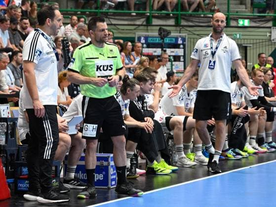 Waehrend Raul Alonso (HC Erlangen, Trainer) im Gespraech mit einem Schiedsrichter ist, zeigt Olafur Stefansson (HC Erlangen, Co-Trainer) kein Verstaendnis fuer die Entscheidung. Bergischer HC vs. HC Erlangen, Handball, LIQUI Moly HBL, 33. Spieltag, Saison 2022 2023, 11.06.2023 Bergischer HC vs. HC Erlangen, Handball, LIQUI Moly HBL, 33. Spieltag, Saison 2022 2023, 11.06.2023 Wuppertal Copyright: xEibner-Pressefotox xThomasxHaeslx EP_EER