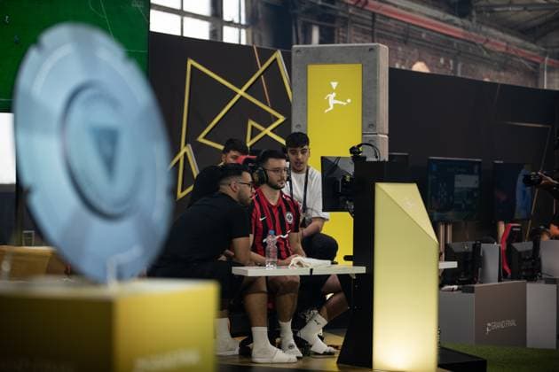 Grand Final der Virtual Bundesliga 2023 Antonio Radelja (AntonioRadelja, Eintracht Franfurt) mit der Meisterschale der Virtual Bundesliga Grand Final 2023 Grand Final der Virtual Bundesliga 2023, Koeln, Strassenkickerbase, 10.06.2023