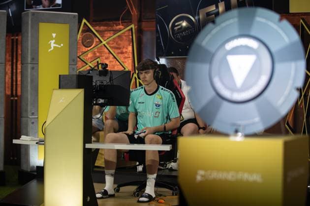 Grand Final der Virtual Bundesliga 2023 Jonas Wirth (Jonny, SC Paderborn 07) mit der Meisterschale der Virtual Bundesliga Grand Final 2023 Grand Final der Virtual Bundesliga 2023, Koeln, Strassenkickerbase, 10.06.2023