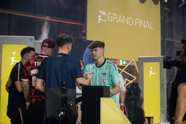 Grand Final der Virtual Bundesliga 2023 Timo Siep (TimoX, VFL Bochum) und Jonas Wirth (Jonny, SC Paderborn 07) nach dem Spiel Grand Final der Virtual Bundesliga 2023, Koeln, Strassenkickerbase, 10.06.2023