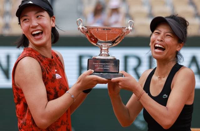 Sport Bilder des Tages (230611) -- PARIS, June 11, 2023 -- Wang Xinyu (L) of China Hsieh Su-Wei of Chinese Taipei hold together the Simonne Mathieu Cup after winning the women s doubles final against Leylah Fernandez of Canada Taylor Townsend of the United States at the French Open tennis tournament at Roland Garros in Paris, France, June 11, 2023. ) (SP)FRANCE-PARIS-TENNIS-ROLAND GARROS-FRENCH OPEN-WOMEN S DOUBLES GaoxJing 