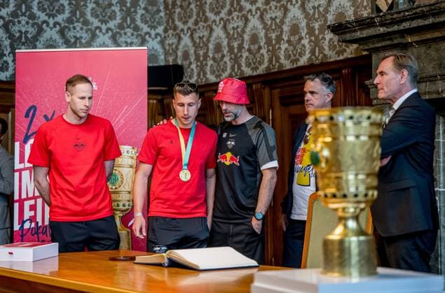 Das Team von RB Leipzig traegt sich im neuen Rathaus in das Goldene Buch der Stadt Leipzig ein, hier Torwart Torhueter Peter Gulacsi, Willi Orban, Cheftrainer Trainer Coach Marco Rose, Ulrich Wolter (Vorstand - Head of Operations) und Oberbuergermeister Burkhard Jung. Empfang RB Leipzig nach dem DFB-Pokalfinale 2023 gegen Eintracht Frankfurt. 4. Juni 2023 Neues Rathaus, Leipzig (Sachsen). Empfang RB Leipzig Pokalfinale 2023 *** The team of RB Leipzig signs the Golden Book of the City of Leipzig in the new City Hall, here goalkeeper goalkeeper Peter Gulacsi, Willi Orban, head coach coach Marco Rose, Ulrich Wolter Board Head of Operations and Mayor Burkhard Jung reception RB Leipzig after the DFB Cup Final 2023 against Eintracht Frankfurt 4 June 2023 New City Hall, Leipzig Saxony reception RB Leipzig Cup Final 2023