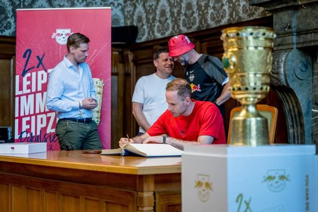 Das Team von RB Leipzig traegt sich im neuen Rathaus in das Goldene Buch der Stadt Leipzig ein, hier Johann Plenge (Geschaeftsfuehrer, Chief Strategy Officer (CSO)), Max Eberl (Geschaeftsfuehrer Sportdirektor Manager), Torwart Torhueter Peter Gulacsi, Cheftrainer Trainer Coach Marco Rose. Empfang RB Leipzig nach dem DFB-Pokalfinale 2023 gegen Eintracht Frankfurt. 4. Juni 2023 Neues Rathaus, Leipzig (Sachsen). Empfang RB Leipzig Pokalfinale 2023 *** The team of RB Leipzig signs the Golden Book of the City of Leipzig in the new City Hall, here Johann Plenge Managing Director, Chief Strategy Officer CSO , Max Eberl Managing Director Sports Director Manager , Goalkeeper Goalkeeper Peter Gulacsi, Head Coach Coach Marco Rose reception RB Leipzig after the DFB Cup Final 2023 against Eintracht Frankfurt 4 June 2023 New City Hall, Leipzig Saxony reception RB Leipzig Cup Final 2023