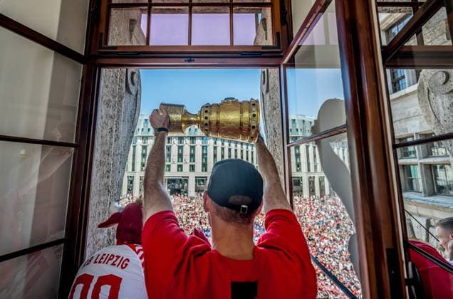 Das Team von RB Leipzig traegt sich im neuen Rathaus in das Goldene Buch der Stadt Leipzig ein, hier zeigt Torwart Torhueter Peter Gulacsi den Fans auf dem Vorplatz den Pokal. Empfang RB Leipzig nach dem DFB-Pokalfinale 2023 gegen Eintracht Frankfurt. 4. Juni 2023 Neues Rathaus, Leipzig (Sachsen). Empfang RB Leipzig Pokalfinale 2023 *** The team of RB Leipzig signs the Golden Book of the City of Leipzig in the new city hall, here goalkeeper Peter Gulacsi shows the fans on the forecourt the cup reception RB Leipzig after the DFB Cup Final 2023 against Eintracht Frankfurt 4 June 2023 New City Hall, Leipzig Saxony Reception RB Leipzig Cup Final 2023