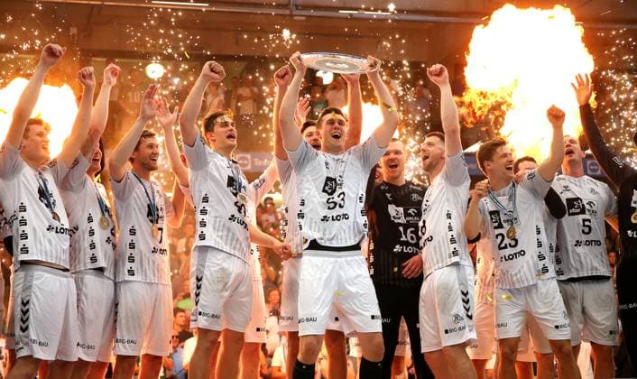 Bilder des Jahres 2023, Sport 06 Juni Sport Themen der Woche KW23 BAU 11.06.2023 Göppingen Handball Frisch Auf! Göppingen vs. THW Kiel, Kiel feiert die Meisterschaft, Nikola Bilyk mit der Meisterschale *** BAU 11 06 2023 Göppingen Handball Frisch Auf Göppingen vs THW Kiel, Kiel celebrates championship, Nikola Bilyk with championship trophy