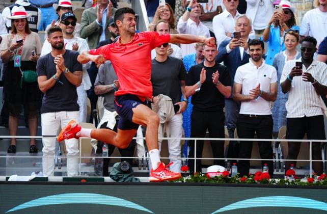 Sport Bilder des Tages Mandatory Credit: Photo by Javier Garcia Shutterstock (13949284bm) Novak Djokovic celebrates winning the French Open, his 23rd Grand Slam of his career French Open Tennis, Day 15, Roland Garros, Paris, France - 11 June 2023 French Open Tennis, Day 15, Roland Garros, Paris, France - 11 June 2023  Copyright: xJavierxGarcia Shutterstockx 13949284bm