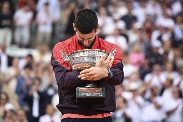 Le Serbe Novak Djokovic (Srb) brandissant le Trophee du Vainqueur Messieurs des Internationaux de France de Roland Garros 2023 TENNIS : Roland Garros 2023 - Finale Messieurs - Paris - 11 06 2023 JBAutissier Panoramic 