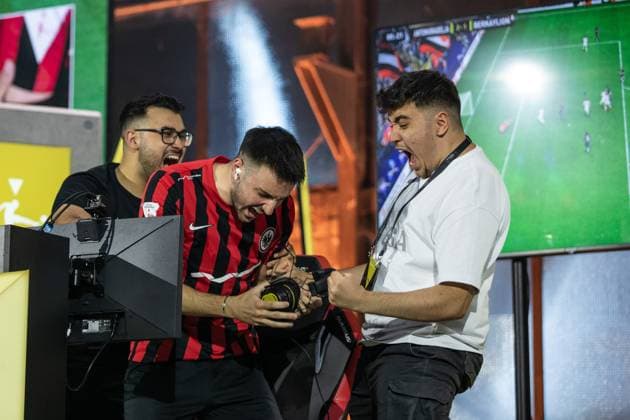 Grand Final der Virtual Bundesliga 2023 Antonio Radelja (AntonioRadelja, Eintracht Franfurt) jubelt Grand Final der Virtual Bundesliga 2023, Koeln, Strassenkickerbase, 10.06.2023