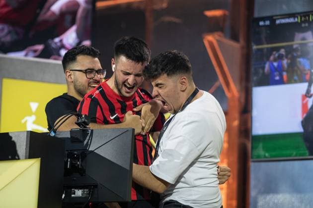 Grand Final der Virtual Bundesliga 2023 Antonio Radelja (AntonioRadelja, Eintracht Franfurt) jubelt Grand Final der Virtual Bundesliga 2023, Koeln, Strassenkickerbase, 10.06.2023
