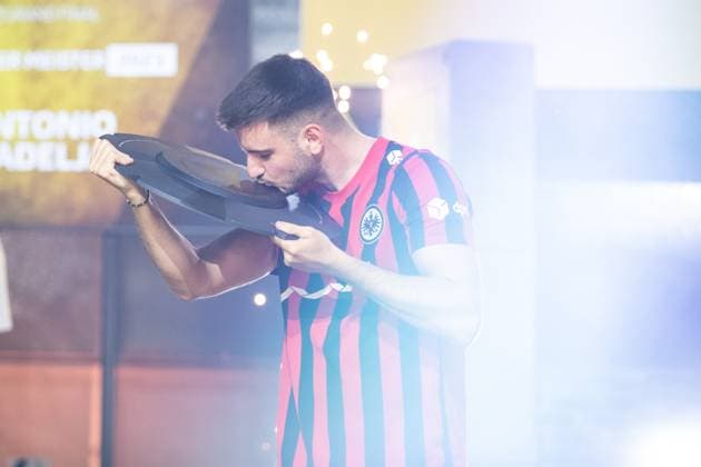 Grand Final der Virtual Bundesliga 2023 Antonio Radelja (AntonioRadelja, Eintracht Franfurt) mit Meisterschale der Grand Final der Virtual Bundesliga 2023 Grand Final der Virtual Bundesliga 2023, Koeln, Strassenkickerbase, 10.06.2023