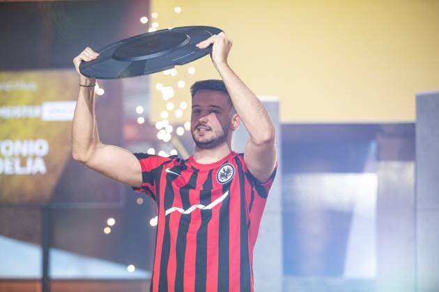 Grand Final der Virtual Bundesliga 2023 Antonio Radelja (AntonioRadelja, Eintracht Franfurt) mit Meisterschale der Grand Final der Virtual Bundesliga 2023 Grand Final der Virtual Bundesliga 2023, Koeln, Strassenkickerbase, 10.06.2023