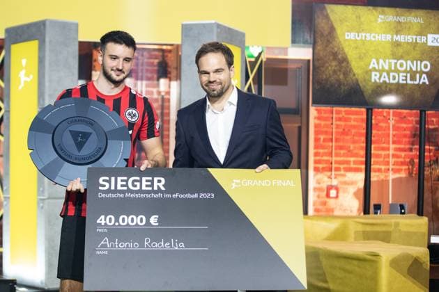 Grand Final der Virtual Bundesliga 2023 Antonio Radelja (AntonioRadelja, Eintracht Franfurt) mit Meisterschale der Grand Final der Virtual Bundesliga 2023 Grand Final der Virtual Bundesliga 2023, Koeln, Strassenkickerbase, 10.06.2023