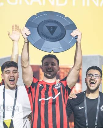 Grand Final der Virtual Bundesliga 2023 Antonio Radelja (AntonioRadelja, Eintracht Franfurt) mit Meisterschale der Grand Final der Virtual Bundesliga 2023 Grand Final der Virtual Bundesliga 2023, Koeln, Strassenkickerbase, 10.06.2023
