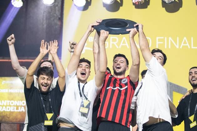 Sport Bilder des Tages Grand Final der Virtual Bundesliga 2023 Antonio Radelja (AntonioRadelja, Eintracht Franfurt) mit Meisterschale der Grand Final der Virtual Bundesliga 2023 Grand Final der Virtual Bundesliga 2023, Koeln, Strassenkickerbase, 10.06.2023