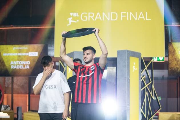 Grand Final der Virtual Bundesliga 2023 Antonio Radelja (AntonioRadelja, Eintracht Franfurt) mit Meisterschale der Grand Final der Virtual Bundesliga 2023 Grand Final der Virtual Bundesliga 2023, Koeln, Strassenkickerbase, 10.06.2023