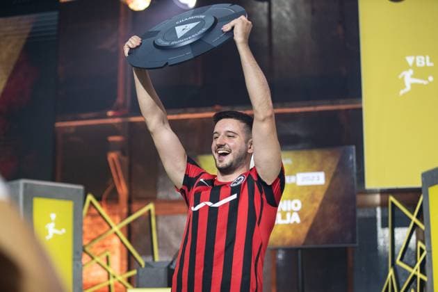 Grand Final der Virtual Bundesliga 2023 Antonio Radelja (AntonioRadelja, Eintracht Franfurt) mit Meisterschale der Grand Final der Virtual Bundesliga 2023 Grand Final der Virtual Bundesliga 2023, Koeln, Strassenkickerbase, 10.06.2023