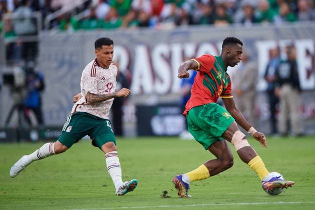 RECORD DATE NOT STATED Seleccion Mexico 2023 Mexico vs Cameroon Roberto de la Rosa of Mexico during the game Mexico (Mexican national team, Nationalteam vs Cameroon, corresponding to the Friendly match, at Snapdragon Stadium, on June 10, 2023. <br><br> Roberto de la Rosa de Mexico durante el partido Mexico (Seleccion Mexicana) vs Camerun, correspondiente al Partido Amistoso de preparacion, en el Estadio Snapdragon, el 10 de junio de 2023. SAN DIEGO CALIFORNIA ESTADOS UNIDOS  Copyright: xCristianxdexMarchenax 20230610211104_SMN_23_AM_MEX_CAM_DELAROSA96