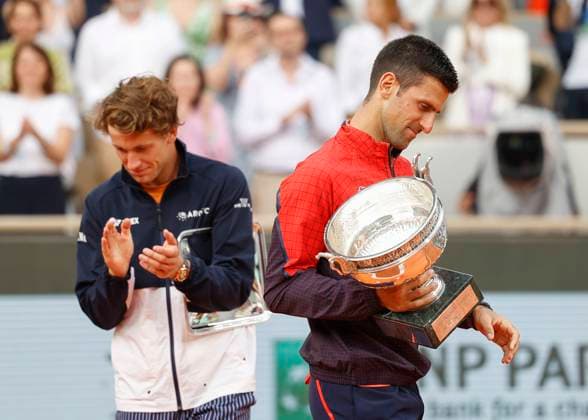 Sieger Novak Djokovic mit dem Pokal, Trophäe, Siegerehrung, Praesentation Copyright: xJuergenxHasenkopfx